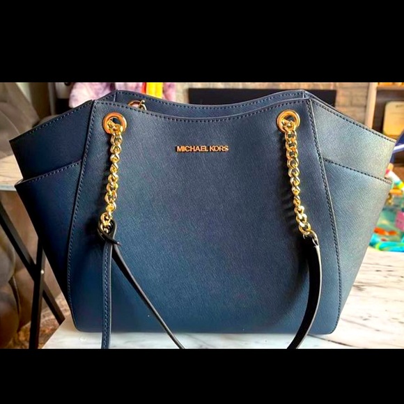 Micheal Kors large purse - Picture 1 of 4